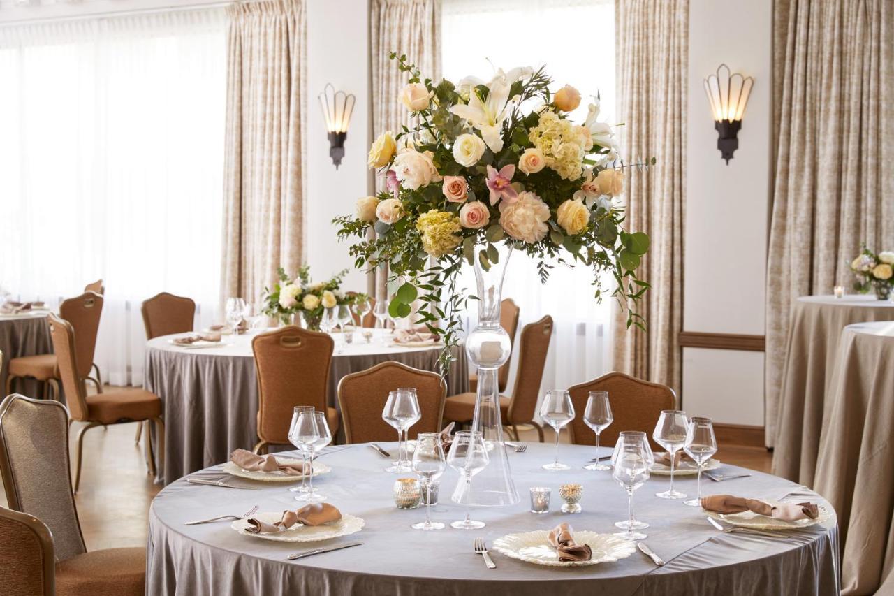 ザ プラザ ホテル パイオニア パーク エル・パソ エクステリア 写真 A table set for a formal dinner